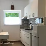 Quiet, Green, Relaxing Place - 3 Bedroom *
