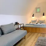 Quiet, Green, Relaxing Place - 3 Bedroom *