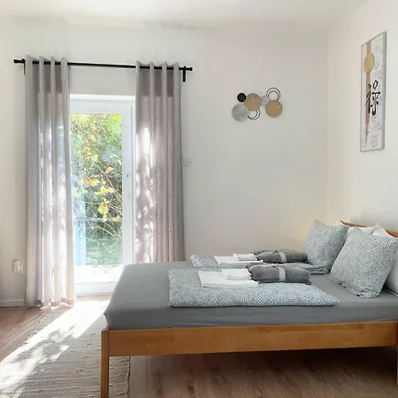 Quiet, Green, Relaxing Place - 3 Bedroom *