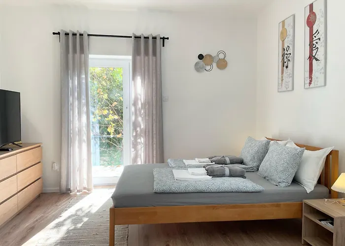 Quiet, Green, Relaxing Place - 3 Bedroom *